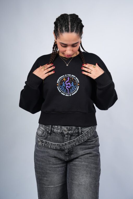 confidence is the best outfit cropped crewneck printed black - Image 4