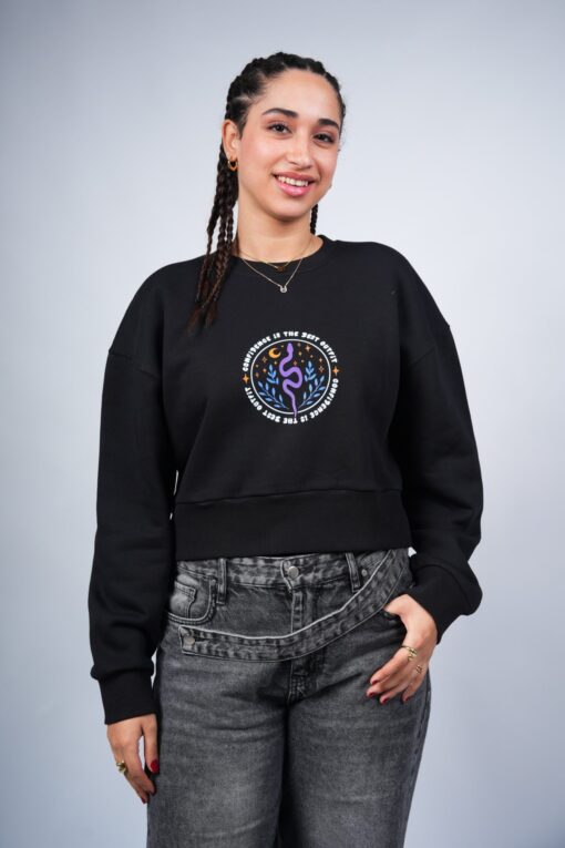 confidence is the best outfit cropped crewneck printed black - Image 5