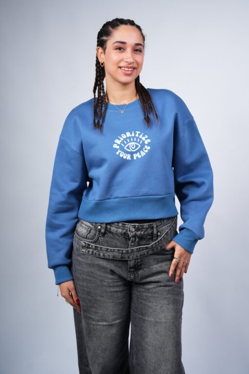 PRIORITIZE YOUR PEACE  Cropped Crewneck printed Aegean Blue - Image 5