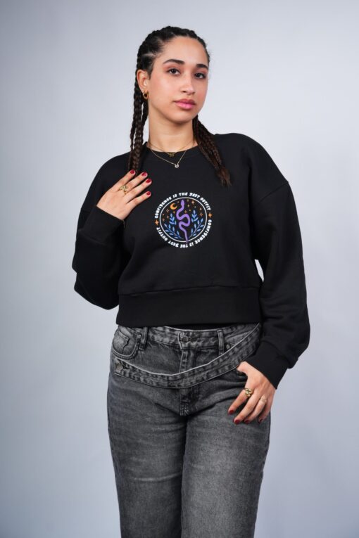 confidence is the best outfit cropped crewneck printed black - Image 2