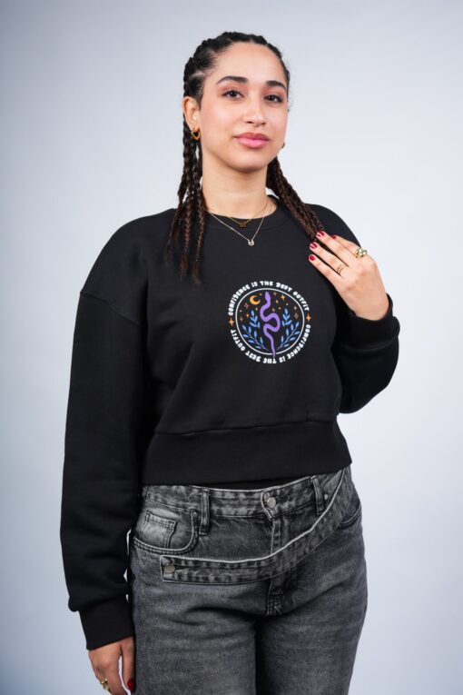 confidence is the best outfit cropped crewneck printed black - Image 6