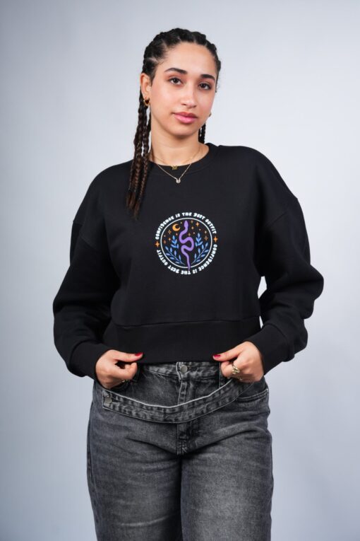 confidence is the best outfit cropped crewneck printed black