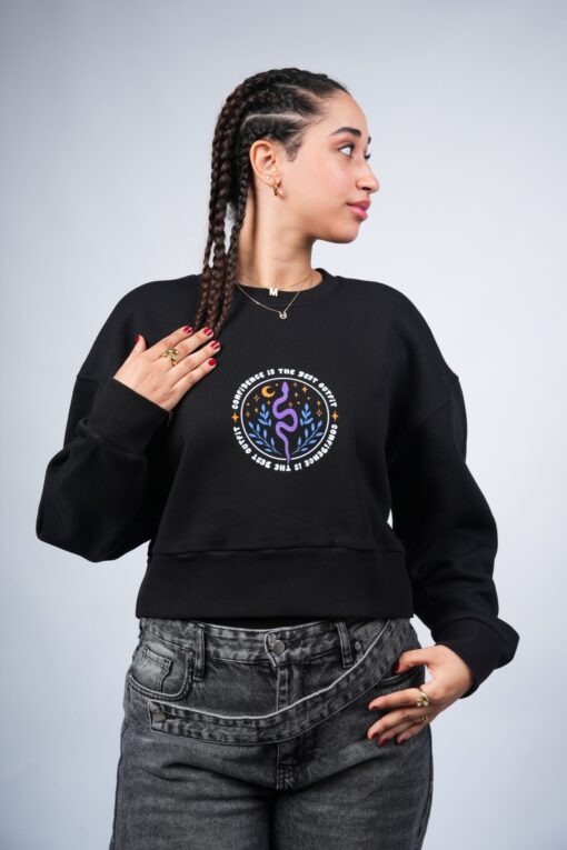 confidence is the best outfit cropped crewneck printed black - Image 7