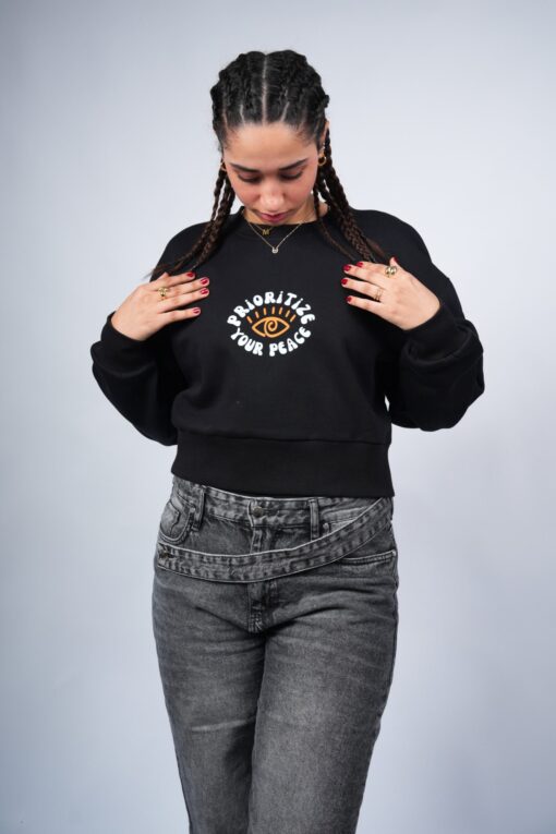 prioritize your peace cropped crewneck printed black - Image 4